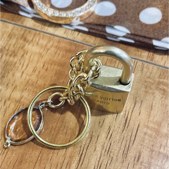 Louis Vuitton Tag and LOCK (201) “ Singing in the Rain” - Picture 13 of 15